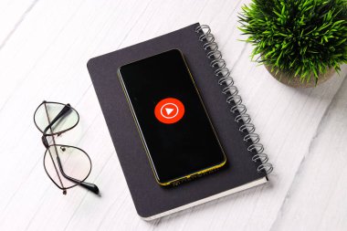 Assam, Hindistan - 29 Ekim 2020: Telefon ekranında müzik logosu.