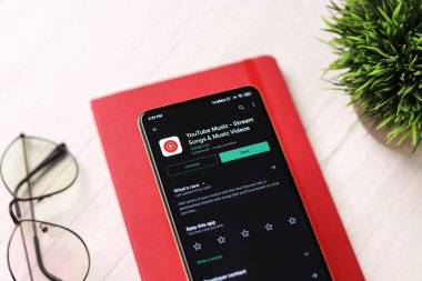 Assam, Hindistan - 29 Ekim 2020: Telefon ekranında müzik logosu.