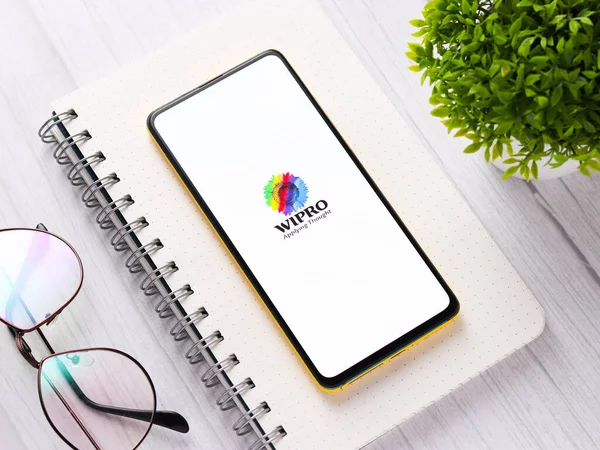 Assam, Hindistan - 24 Eylül 2020: Wipro logosu telefon ekranı görüntüsü.