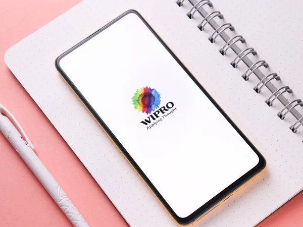 Assam, Hindistan - 24 Eylül 2020: Wipro logosu telefon ekranı görüntüsü.