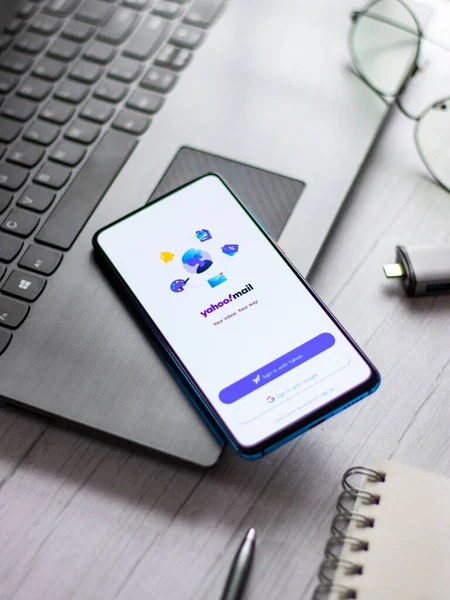 Assam, Hindistan - 31 Ocak 2021: Telefon ekranında Yahoo posta logosu.