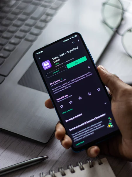 Assam, Hindistan - 31 Ocak 2021: Telefon ekranında Yahoo posta logosu.