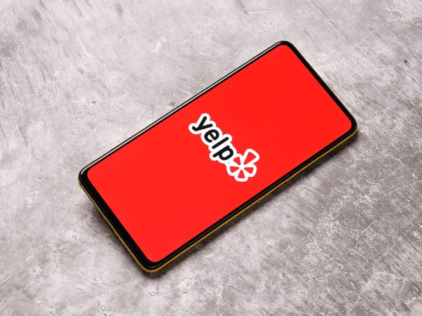 Assam, Hindistan - 15 Kasım 2020: Telefon ekranında Yelp logosu.