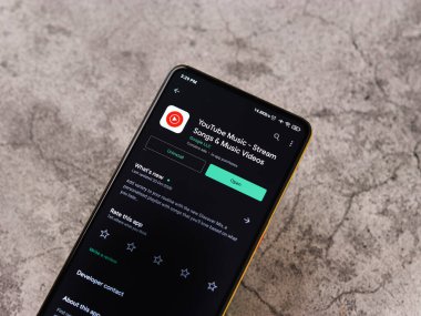 Assam, Hindistan - 29 Ekim 2020: Telefon ekranında müzik logosu.