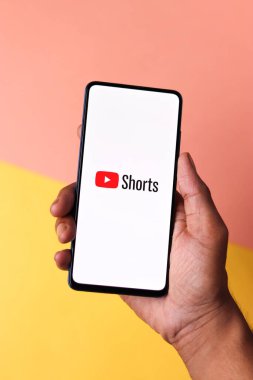 Assam, Hindistan - 20 Aralık 2020: Telefon ekranı görüntüsünde YouTube Shorts logosu.