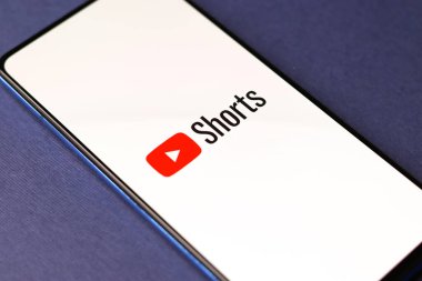 Assam, Hindistan - 20 Aralık 2020: Telefon ekranı görüntüsünde YouTube Shorts logosu.