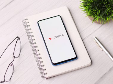 Assam, Hindistan - 10 Mart 2021: Telefon ekranı görüntüsünde Zapya logosu.