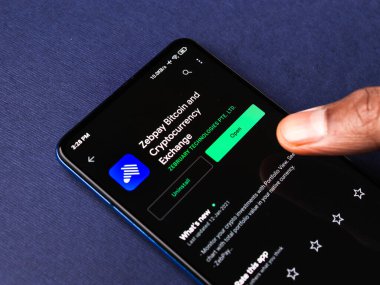 Assam, Hindistan - 10 Mart 2021: Zebpay logosu telefon ekranı görüntüsü.