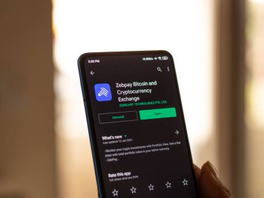 Assam, Hindistan - 10 Mart 2021: Zebpay logosu telefon ekranı görüntüsü.
