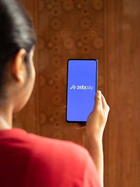 Assam, Hindistan - 10 Mart 2021: Zebpay logosu telefon ekranı görüntüsü.
