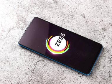 Assam, Hindistan - 09 Haziran 2020: En son filmleri, orijinal ve televizyon programlarını izlemek için Zee5 uygulaması.