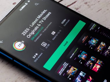 Assam, Hindistan - 09 Haziran 2020: En son filmleri, orijinal ve televizyon programlarını izlemek için Zee5 uygulaması.