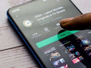 Assam, Hindistan - 09 Haziran 2020: En son filmleri, orijinal ve televizyon programlarını izlemek için Zee5 uygulaması.