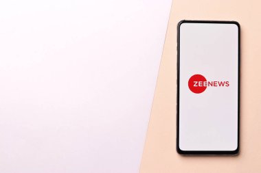 Assam, Hindistan - 29 Kasım 2020: Telefon ekranı görüntüsünde Zee haber logosu.