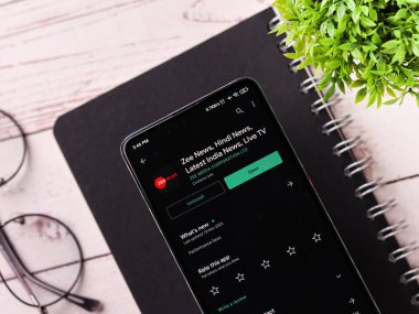 Assam, Hindistan - 29 Kasım 2020: Telefon ekranı görüntüsünde Zee haber logosu.