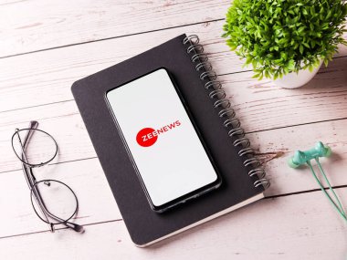 Assam, Hindistan - 29 Kasım 2020: Telefon ekranı görüntüsünde Zee haber logosu.