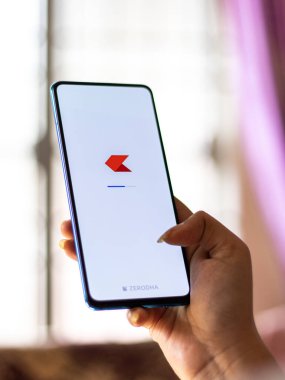 Batı Bangal, Hindistan - 28 Eylül 2021: Telefon ekranında Zerodha logosu.