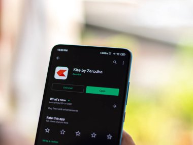 Batı Bangal, Hindistan - 28 Eylül 2021: Telefon ekranında Zerodha logosu.
