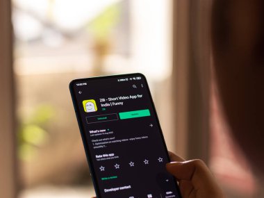 Assam, Hindistan - 22 Ağustos 2020: Telefon ekranında Zili logosu.