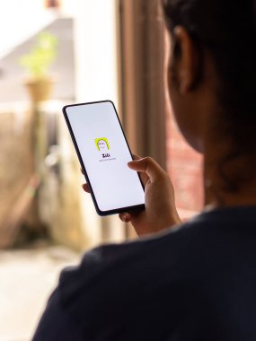 Assam, Hindistan - 22 Ağustos 2020: Telefon ekranında Zili logosu.