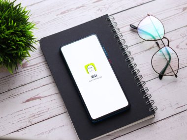 Assam, Hindistan - 22 Ağustos 2020: Telefon ekranında Zili logosu.