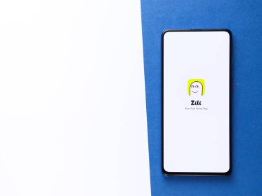 Assam, Hindistan - 22 Ağustos 2020: Telefon ekranında Zili logosu.