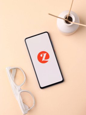 Assam, Hindistan - 10 Nisan 2021: Zivame logosu telefon ekranı görüntüsü.