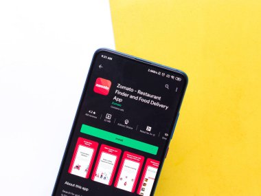 Assam, Hindistan - 7 Haziran 2021: Zomato telefon ekranı görüntüsü logosu.