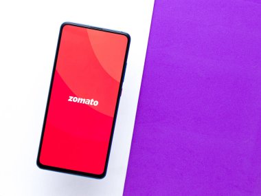 Assam, Hindistan - 7 Haziran 2021: Zomato telefon ekranı görüntüsü logosu.