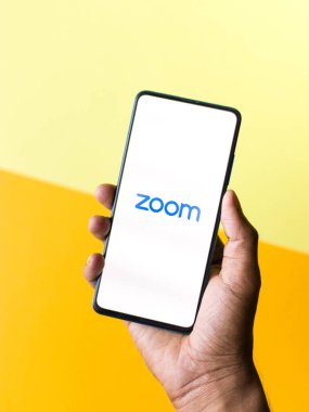 Assam, Hindistan - 10 Nisan 2021: Telefon ekranı görüntüsünde yakınlaştırma logosu.