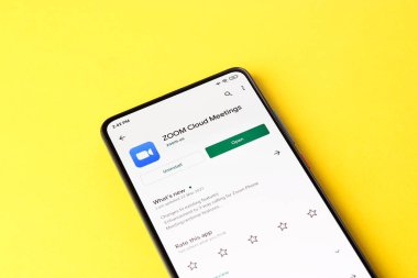 Assam, Hindistan - 10 Nisan 2021: Telefon ekranı görüntüsünde yakınlaştırma logosu.