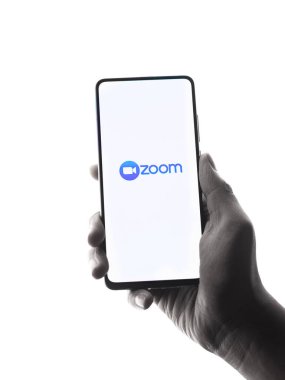 Assam, Hindistan - 10 Nisan 2021: Telefon ekranı görüntüsünde yakınlaştırma logosu.