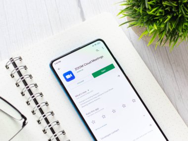 Assam, Hindistan - 10 Nisan 2021: Telefon ekranı görüntüsünde yakınlaştırma logosu.