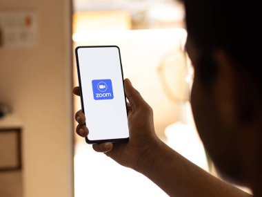 Assam, Hindistan - 10 Nisan 2021: Telefon ekranı görüntüsünde yakınlaştırma logosu.