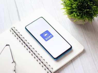 Assam, Hindistan - 10 Nisan 2021: Telefon ekranı görüntüsünde yakınlaştırma logosu.