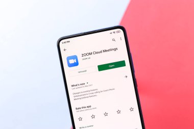 Assam, Hindistan - 10 Nisan 2021: Telefon ekranı görüntüsünde yakınlaştırma logosu.
