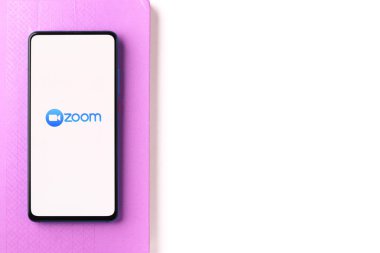 Assam, Hindistan - 10 Nisan 2021: Telefon ekranı görüntüsünde yakınlaştırma logosu.