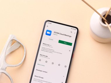 Assam, Hindistan - 10 Nisan 2021: Telefon ekranı görüntüsünde yakınlaştırma logosu.