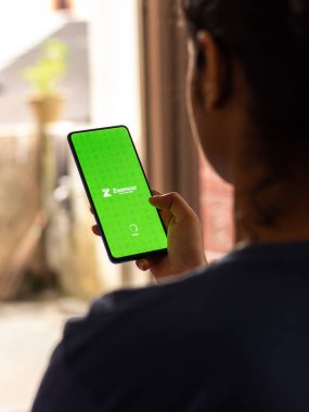 Assam, Hindistan - 22 Ağustos 2020: Telefon ekranında Zoomcar logosu.