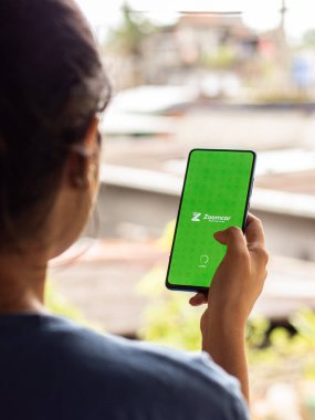 Assam, Hindistan - 22 Ağustos 2020: Telefon ekranında Zoomcar logosu.