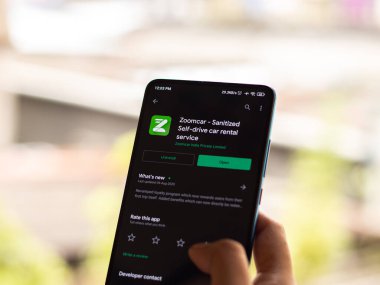 Assam, Hindistan - 22 Ağustos 2020: Telefon ekranında Zoomcar logosu.