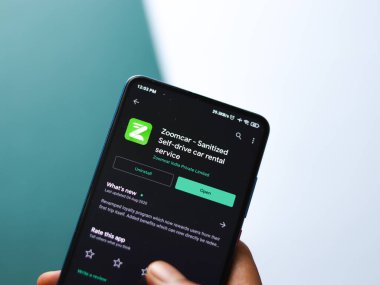 Assam, Hindistan - 22 Ağustos 2020: Telefon ekranında Zoomcar logosu.