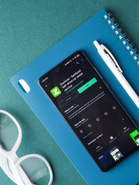 Assam, Hindistan - 22 Ağustos 2020: Telefon ekranında Zoomcar logosu.