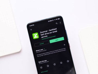 Assam, Hindistan - 22 Ağustos 2020: Telefon ekranında Zoomcar logosu.