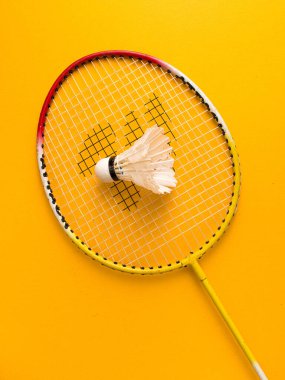 Badminton raketi ve beyaz tüylü Shuttlecock yeşil arkaplan stoğu görüntüsü izole. 