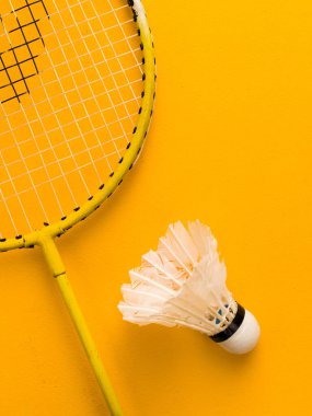 Badminton raketi ve beyaz tüylü Shuttlecock yeşil arkaplan stoğu görüntüsü izole. 