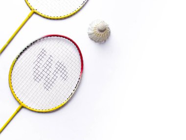 Badminton raketi ve beyaz tüylü Shuttlecock yeşil arkaplan stoğu görüntüsü izole. 