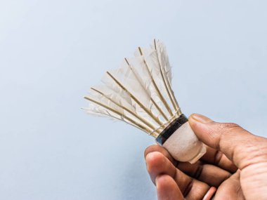 Badminton raketi ve beyaz tüylü Shuttlecock yeşil arkaplan stoğu görüntüsü izole. 