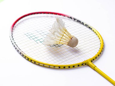 Badminton raketi ve beyaz tüylü Shuttlecock yeşil arkaplan stoğu görüntüsü izole. 
