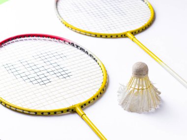Badminton raketi ve beyaz tüylü Shuttlecock yeşil arkaplan stoğu görüntüsü izole. 